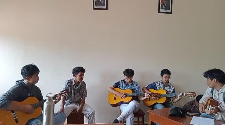 Siswa kelas XII sedang berlatih musik