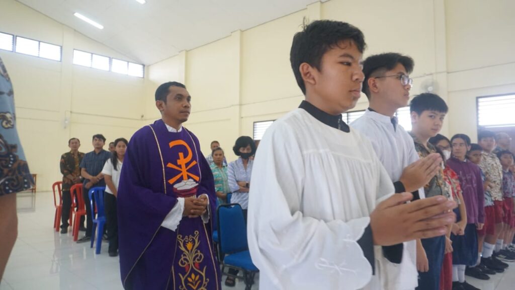 SMA Tarsisius II, Misa Jumat Pertama, Adven, Romo Roly, Maumere, Pertobatan, Persiapan Natal, Yesus Kristus, Juru Selamat, Warga Sekolah, Jakarta, Pendidikan Katolik, Kebersamaan, Spiritualitas
