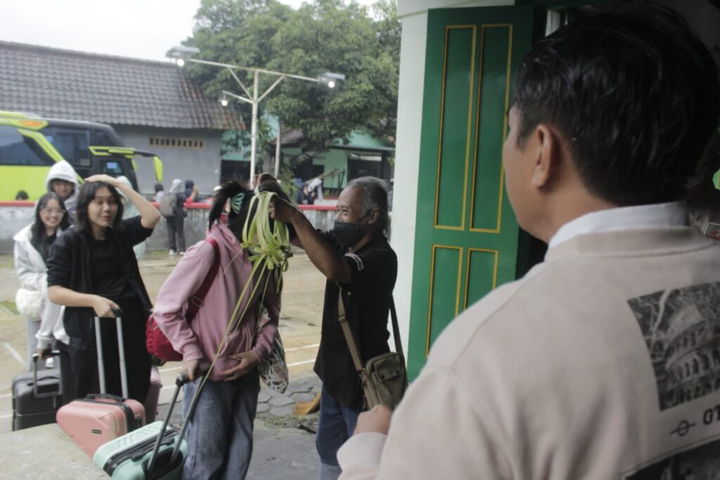 Live In Kelas XI, SMA Tarsisius II, Desa Karangtanjung, Yogyakarta, Pengelolaan Lingkungan, Biogas, Pemeliharaan Ternak, Tari Caping Ayu, Tari Satrio, Candi Prambanan, Malioboro, Transportasi Tradisional, Kereta Sapi, Budaya Lokal, Pendidikan Karakter