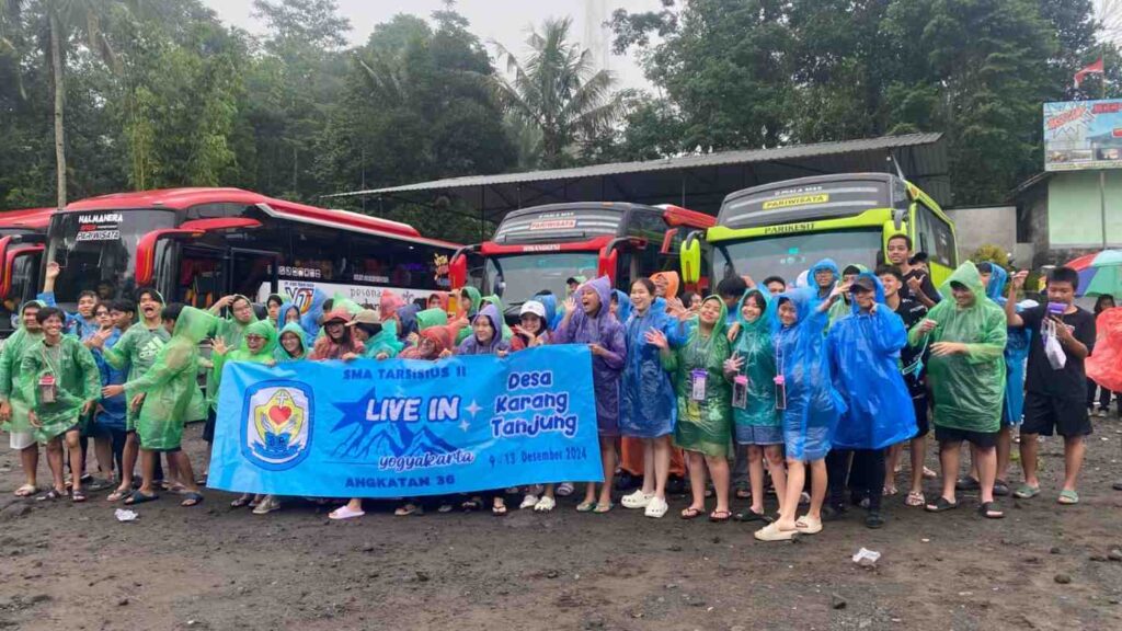 Live In Kelas XI, SMA Tarsisius II, Desa Karangtanjung, Yogyakarta, Pengelolaan Lingkungan, Biogas, Pemeliharaan Ternak, Tari Caping Ayu, Tari Satrio, Candi Prambanan, Malioboro, Transportasi Tradisional, Kereta Sapi, Budaya Lokal, Pendidikan Karakter